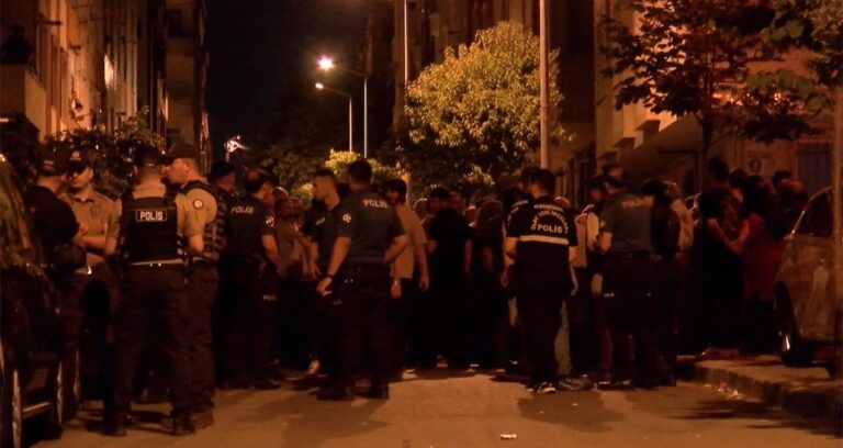aile-faciasi-genc-kadin-oglu-tarafindan-katledildi-7gjJKSXO.jpg
